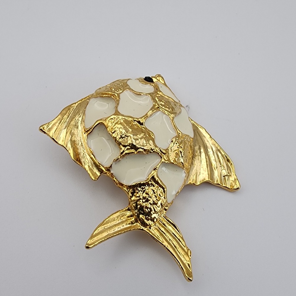 Vintage Angel Fish Gold Tone Cream Embossed Enamel Reef Tropical Vacation Brooch - Picture 5 of 10